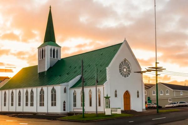 Iglesia libre de Reykjavik photo