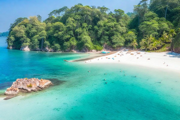 Foto de playa de arena blanca