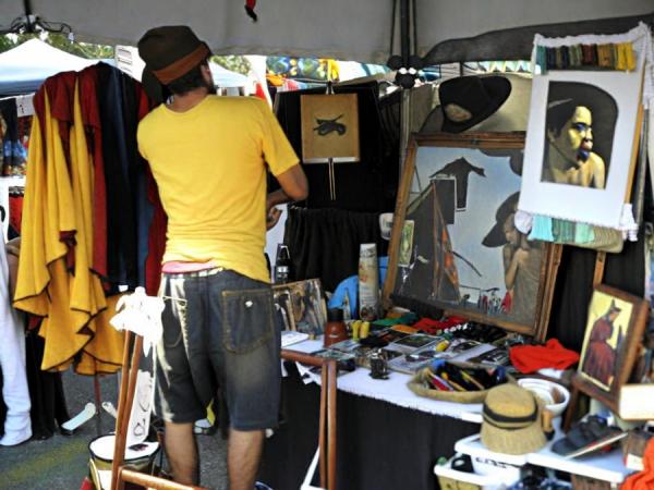 Mercado de pulgas en la calle Kantslai